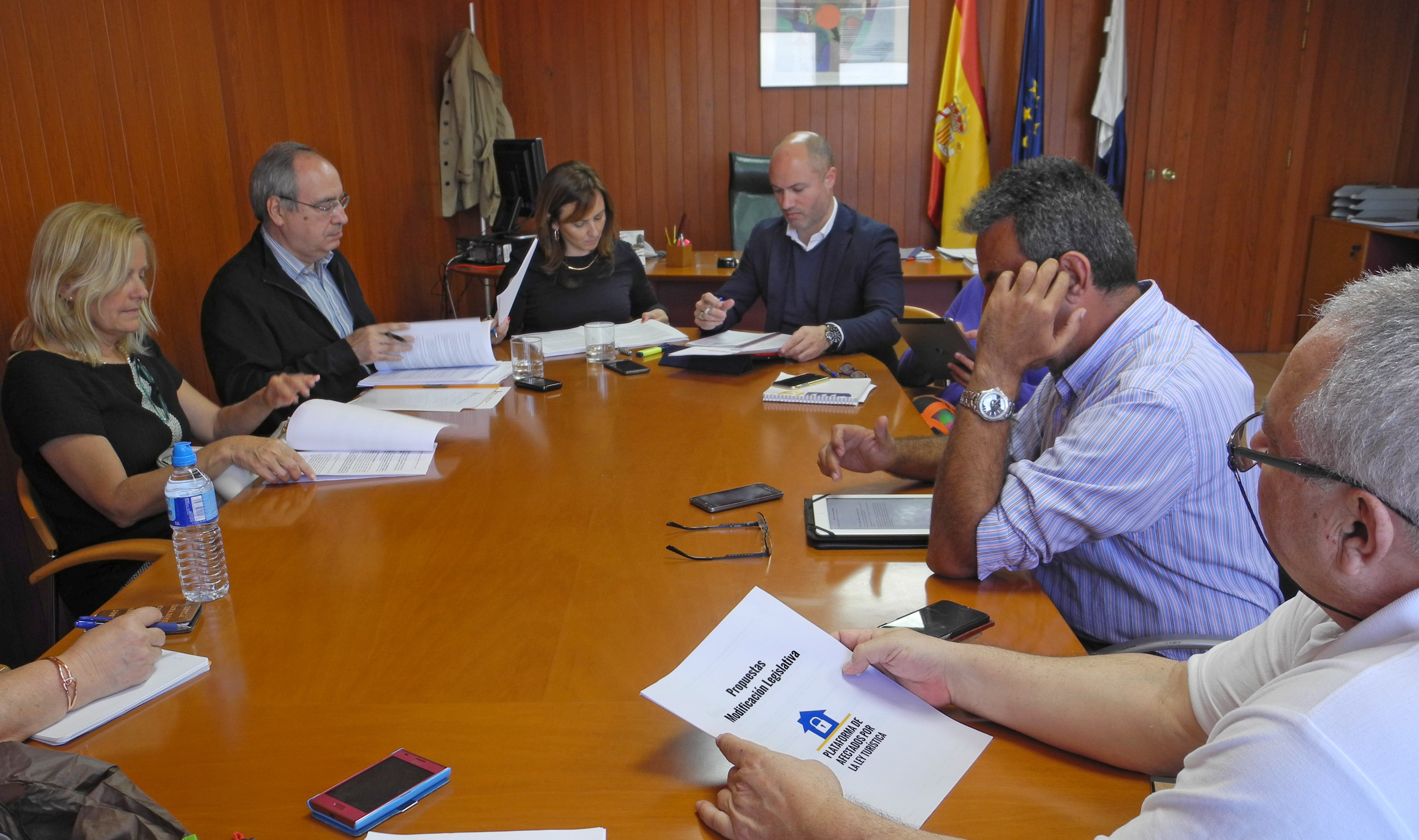 La Consejera de Política Territorial del Gobierno de Canarias, Nieves Lady Barreto se reúne con la Plataforma de Afectados por la Ley Turística.